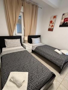 a bedroom with two beds and a window at Apartmento de 3 habitaciones con vistas al mar in Playa de Gandia