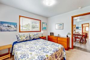 a bedroom with a bed and a desk and a mirror at Nye Beach Bungalow in Newport