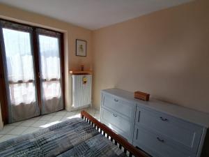a bedroom with a bed and a dresser and a window at CASA MOJITO per vacanze in montagna in Sampeire