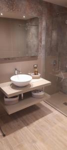 un baño con lavabo y ducha en Central luxury rooms, en Olbia 24 fotos más