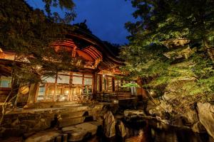 un edificio con luci all'esterno di notte di Yorozuya a Yamanouchi