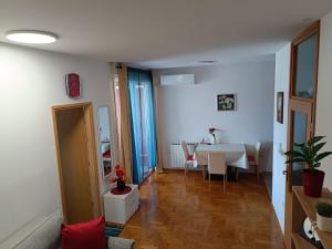 a living room with a table and a dining room at Apartman Ante in Gospić