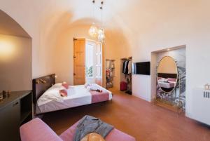 Un dormitorio con una cama, un sofá y un espejo. en Imperial Paradise, en Monopoli