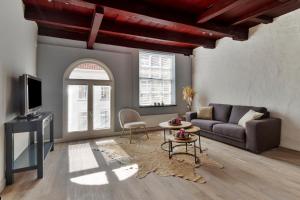 a living room with a couch and a table at De Kleine Lantaarn in Bergen op Zoom