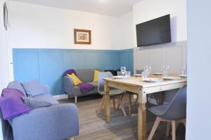 a dining room with a table and chairs at 4 berooms 7 beds house in Kettering 2 showers Garden Fast Wi-Fi in Kettering
