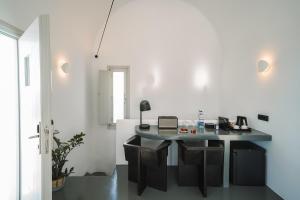 a kitchen with a table and chairs in a room at Santonero in Akrotiri
