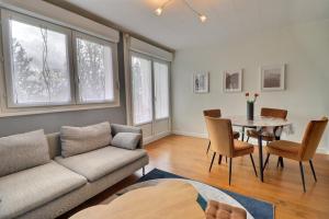 ein Wohnzimmer mit Sofa und Tisch in der Unterkunft Le Payen - 3 chb Confort - balcon - Mon Groom in Troyes