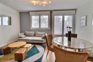 ein Wohnzimmer mit Tisch und Couch in der Unterkunft Le Payen - 3 chb Confort - balcon - Mon Groom in Troyes + 20 Fotos