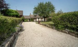 a dirt road in front of a house at La maison de Chantal in Barizey