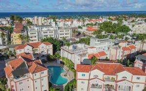 Bazén v ubytování El Dorado Apartment 1bedroom walking distance from Playa Bavaro nebo v jeho okolí
