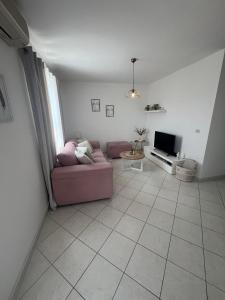 TV a/nebo společenská místnost v ubytování Apartment H&A + 25 fotografií