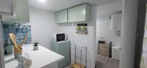 Una pequeña cocina con fregadero y microondas. en Casa del Castillo, en Cazorla 23 fotos más