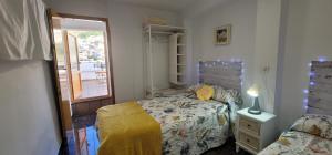 un dormitorio con una cama y una ventana en Casa del Castillo, en Cazorla