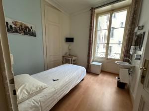 Postel nebo postele na pokoji v ubytování Hotel des Tourelles