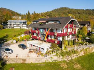 an aerial view of a large house with a yard at Landhaus Alfred Wunder in Pörtschach am Wörthersee