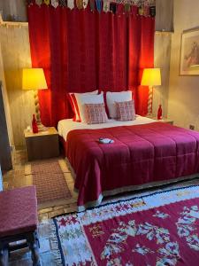 Een bed of bedden in een kamer bij Hôtel du Château du Rivau