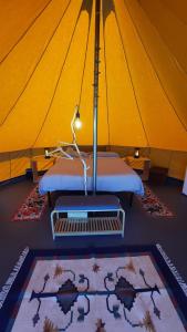 Postel nebo postele na pokoji v ubytování Glamping & country house Marche Nascoste Gualdo