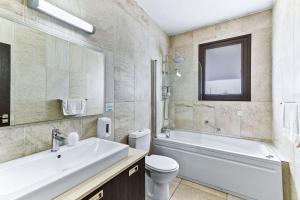 Koupelna v ubytování Platzia Beach Villas