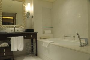 北京燕京饭店Yanjing Hotel的一间浴室