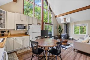 InwoodにあるHot Tub Chalet-Fire Pit Grill Stream & Big Yardのテーブルと椅子のあるキッチンとリビングルーム +19枚の写真