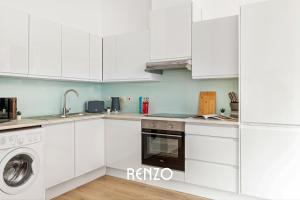 Kuchyň nebo kuchyňský kout v ubytování Bright and Warm 1-bed Apartment in Newark on-Trent by Renzo, Perfect for Contractors, Sleeps 4!