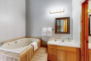 un bagno con vasca e lavandino di Village Round Dreams a Park City Altre 18 foto