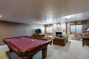 un soggiorno con un tavolo da biliardo di Village Round Dreams a Park City