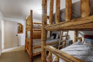 un paio di letti a castello in una stanza di Village Round Dreams a Park City