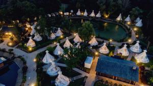 Western Camp Resort内部或周边的泳池