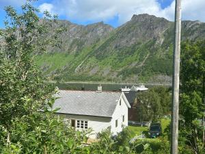 Photo de la galerie de l'établissement FERRYtale, cozy, spacious house on Senja, à Gryllefjord 20 autres photos