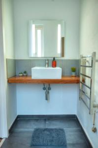 une salle de bain avec un lavabo et un miroir dans l'établissement Traditional townhouse, terrace near Valletta WENG1-1, à Il-Furjana