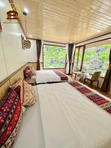 Giường trong phòng chung tại Mèo Vạc Beehive House