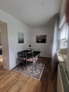 a dining room with a table and a chair at Urlaub im Ruhrgebiet in Holzwickede