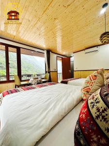 Giường trong phòng chung tại Mèo Vạc Beehive House