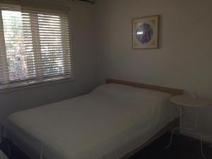 A bed or beds in a room at Parmelia House