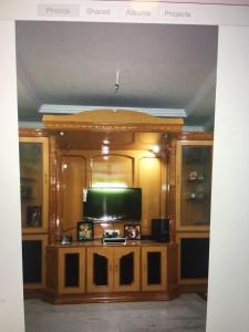 sala de estar con TV de pantalla plana en una habitación en Rendezvous, en Hyderabad
