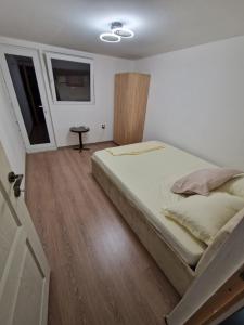 a bedroom with a large bed in a room at Seaward in Costinesti