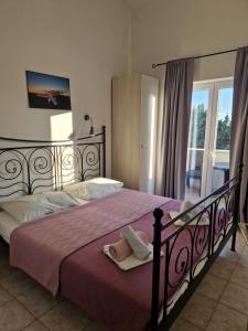 una camera da letto con un letto grande con una coperta rossa di Villa La Playa a Pola (Pula)