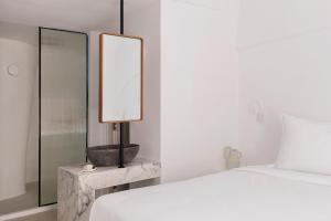 CASASUNSHA Hybrid Retreat Santorini 객실 침대