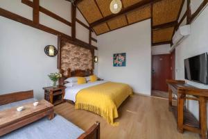 Tempat tidur dalam kamar di 丽江金美客栈