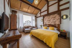 Tempat tidur dalam kamar di 丽江金美客栈