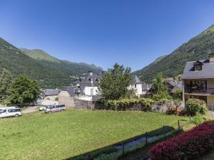 a village with houses and cars parked in the grass at T2 cabine avec balcon, piscine et parking à Luz-Saint-Sauveur, proche commodités et stations de ski - FR-1-402-140 in Luz-Saint-Sauveur