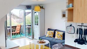 a living room with a couch and a table at Ort Lemkenhafen "Westwind" in Westfehmarn