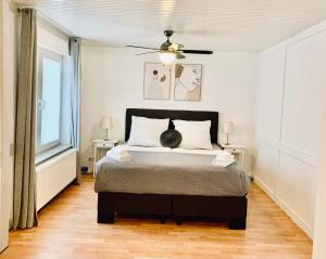 Un dormitorio con una cama y un ventilador de techo. en Edu Home Bremen, en Bremen
