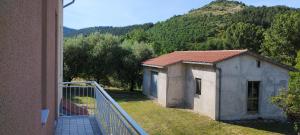 a balcony of a house with a mountain in the background at La casa di Gianfri in Esanatoglia