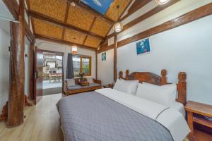 Tempat tidur dalam kamar di 丽江金美客栈