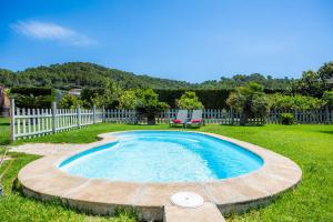 een zwembad midden in een tuin bij Finca Padre Ref258 in Son Servera