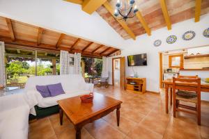 een woonkamer met een witte bank en een tafel bij Finca Padre Ref258 in Son Servera