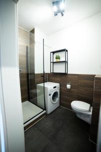 Ένα μπάνιο στο Praktische Erdgeschoss Monteurs- und Ferienwohnung mit WLAN und Waschmaschine