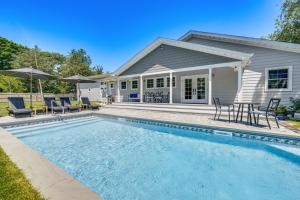 ハンプトン・ベイズにあるDistinctive Hamptons Home with Pool Near Bay, Oceanの家の前にプールがある家